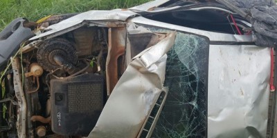 Rolim de Moura -  Hilux capota na RO-383 e passageiro fica gravemente ferido 