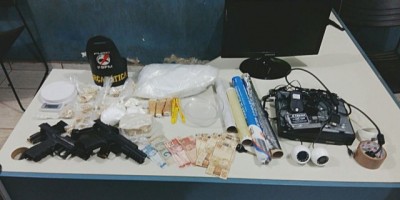 Fortaleza do crime: Força Tática do 1º BPM prende foragido da justiça e comparsa com cocaína, pistolas e moto roubada