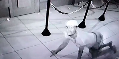 Brasil - Assaltante entra engatinhando em agência lotérica e é flagrado por câmeras de segurança; assista