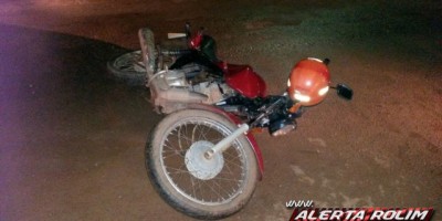 Rolim de Moura -  Homem é socorrido pelos bombeiros após sofrer queda de moto na Avenida 25 de Agosto