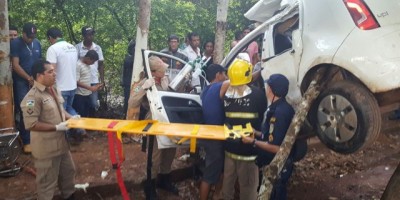 Rolim de Moura - Carro aquaplana, invade pista contrária e após bater fica suspenso em árvore 