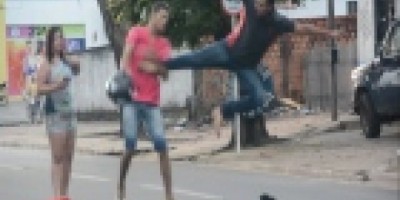 Ji-Paraná - Após consumirem bebidas em conveniência de posto, jovens promovem pancadaria em plena Avenida Brasil – Vídeo