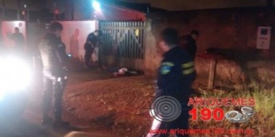 Mulher é encontrada morta em frente a portão de residência em Ariquemes