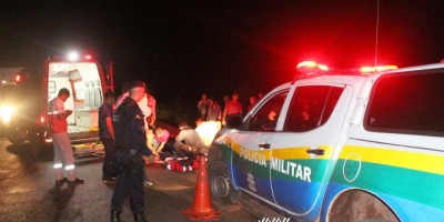 Rolim de Moura – ATUALIZADA -  Acidente entre moto e caminhão na saída para Pimenta Bueno resulta em duas vítimas gravemente feridas