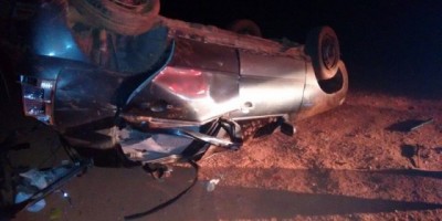São Francisco do Guaporé - Condutor fica preso as ferragens após capotar automóvel ao furar barreira policial na BR 429