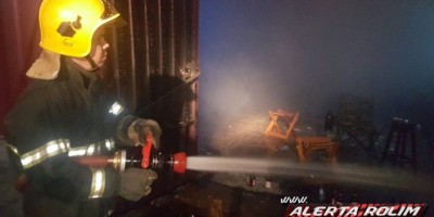Rolim de Moura -  Bombeiros agem rápido e evitam que casa de shows fosse completamente destruída pelo fogo