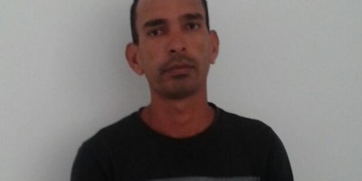 Rolim de Moura -  Homem com Mandado de Prisão se entrega no Fórum e é conduzido à Cadeia Pública pela PM