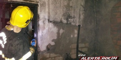 Rolim de Moura -  Bombeiros combatem incêndio em residência no Bairro Bom Jardim