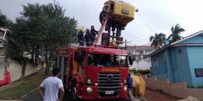 Paraná - Caminhão empina e motorista precisa ser resgatado pelos bombeiros - Vídeo