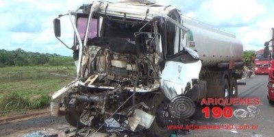 Motorista colide caminhão em carreta parada na BR-364 e fica preso às ferragens