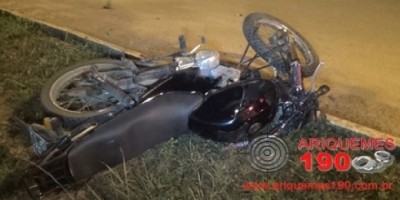 Jovem morre após colidir moto em árvore e poste de energia, em Ariquemes 