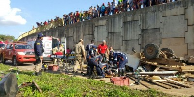 Porto Velho - Caminhonete cai da ponte do Rio Madeira e deixa vítimas em estado grave
