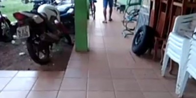 PM invade delegacia para matar suspeito que esfaqueou o pai dele em Guajará Mirim