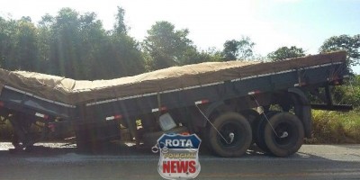 Carreta quebra no meio após passar por buraco na BR-364 e PRF presta apoio em Vilhena