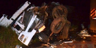 BR-364: motorista morre a caminho do hospital após colisão entre carretas