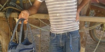 Carroceiro encontra bolsa em frente de agência bancária com R$ 1 mil reais e entrega à polícia em São Miguel do Guaporé