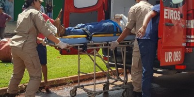 Rolim de Moura -  Entregador fica ferido após colidir em lateral de carro no Centro da cidade 