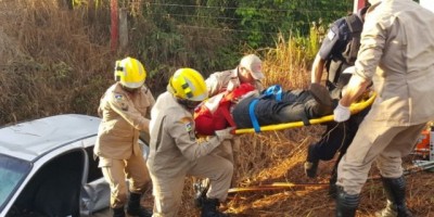 Rolim de Moura - Condutor fica desacordado após carro capotar e cair dentro de córrego 