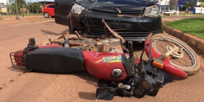Rolim de Moura -  Motociclista fica ferido após ser atingido por carro no Centro da cidade 