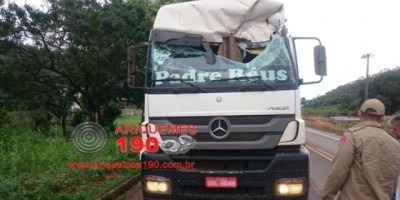 Peça de 400kg voa e destrói para-brisa de carreta deixando condutor ferido na BR-364