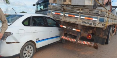 Táxi fica preso entre carreta e caminhão após ultrapassagem malsucedida na BR-364