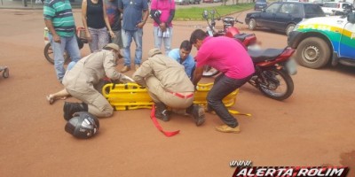 Rolim de Moura  - Duas motos colidem no Centro da cidade e uma pessoa é encaminhada ao hospital pelo Corpo de Bombeiros 