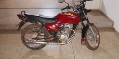 Rolim de Moura -  Polícia Militar recupera moto com restrição de Roubo/Furto 