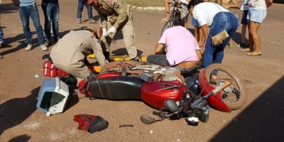 Rolim de Moura - Acidente de trânsito envolvendo carro e moto no Centro da cidade deixa mulher ferida 