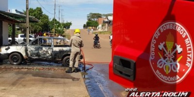 Rolim de Moura -  Carro é praticamente destruído pelo fogo no Bairro São Cristóvão