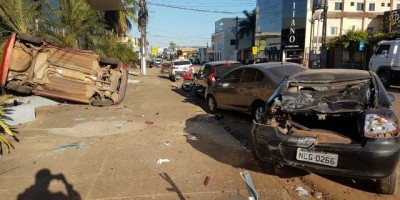 FUGA - Dupla rouba carro de PM e provoca grave acidente com cinco veículos , em Porto Velho 