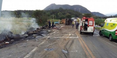 Brasil - Acidente entre duas ambulâncias, ônibus e carreta deixa 15 mortos na BR-101