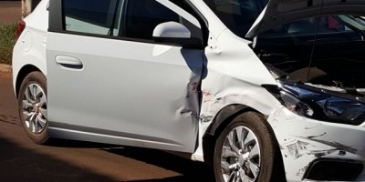 Rolim de Moura - Colisão entre dois carros é registrada no Centro da cidade