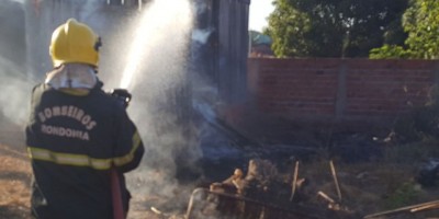 Rolim de Moura -  Incêndio atinge barraco de madeira no Bairro Beira Rio 