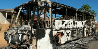 Incêndio destrói completamente ônibus em Santa Luzia do Oeste.  