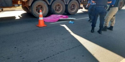 Ji-Paraná - Motociclista morre esmagado por caminhão bi-trem na BR-364
