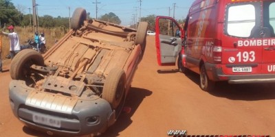 Rolim de Moura -  Condutor perde o controle da direção e capota carro na Rua Parnaíba 