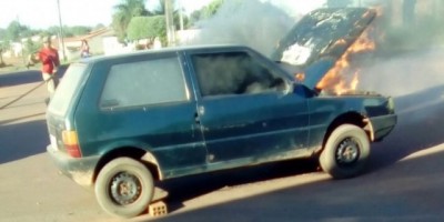 Rolim de Moura -  Carro pega fogo enquanto trafegava pela Avenida Boa Vista - Vídeo 