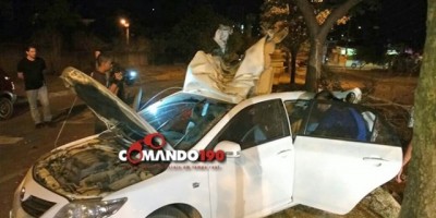 Adolescente perde o controle do carro e bate violentamente em árvore no Centro de Ji-Paraná