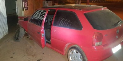Rolim de Moura -  Carro desgovernado atinge muro de residência no Centro da cidade 