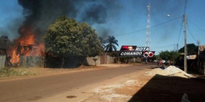 Vizinhos salvam crianças durante incêndio de residência, em São Francisco do Guaporé