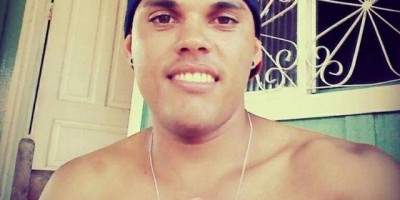 Jovem perde controle da moto e morre ao bater em pilar de semáforo, em Cacoal