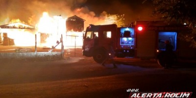 Rolim de Moura -   Incêndio de grandes proporções atinge fábrica de cabo de vassouras no bairro cidade alta  - Vídeo 