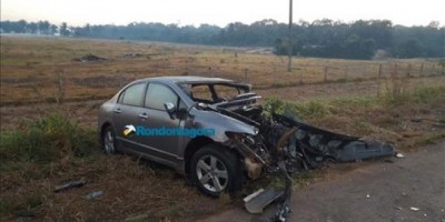 Grave colisão entre carro de passeio e carreta deixa jovem preso às ferragens na BR-364