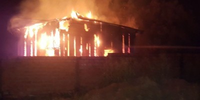 Rolim de Moura -  Residência de madeira é completamente destruída pelo fogo no Bairro Olímpico 
