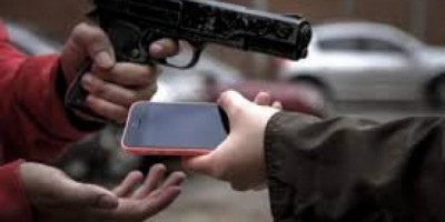 Rolim de Moura -  Duas adolescentes tem aparelhos celulares roubados por bandidos no Centro da cidade 