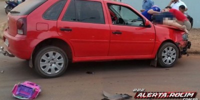 Rolim de Moura -  Vítima fica sobre capô de veículo após colisão entre carro e moto no Bairro Boa Esperança 