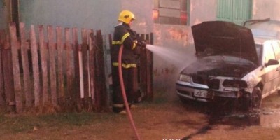 Rolim de Moura -  Incêndio, com vestigios de ser criminoso, atinge veiculo no Bairro São Cristóvão 