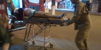 Rolim de Moura -  Mulher é socorrida em estado grave após sofrer queda de moto na Avenida 25 de Agosto 