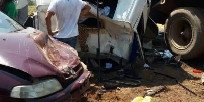  Acidente entre duas carretas e um pálio deixa uma pessoa em estado grave na BR-364, entre Cacoal e Riozinho 