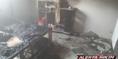 Rolim de Moura -  Bombeiros combatem incêndio em residência no Bairro Cidade Alta 